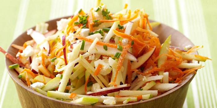 Salada com cenouras, maçãs, ervas e azeite