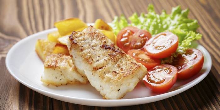 Bacalao en papel de aluminio bajo una marinada de vino