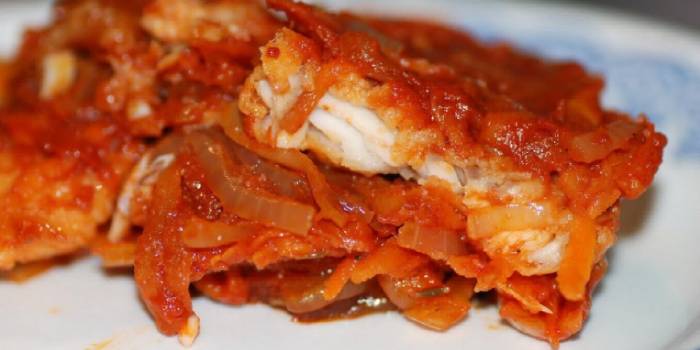 Bacalao cocido a fuego lento con salsa de tomate