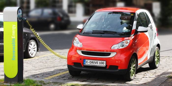 Elektrické auto na benzínovej stanici