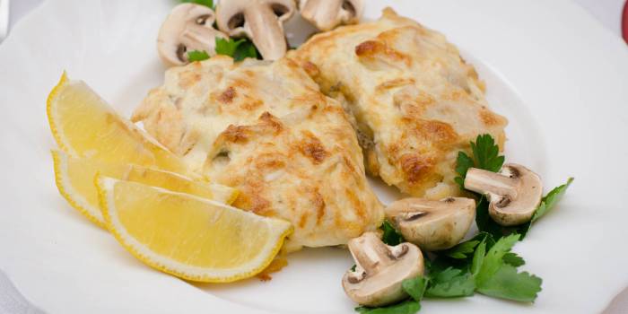 Bacalao al horno bajo una marinada blanca