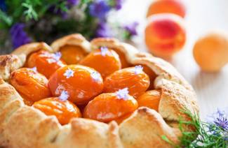 Tarta morelowa z ciasta francuskiego