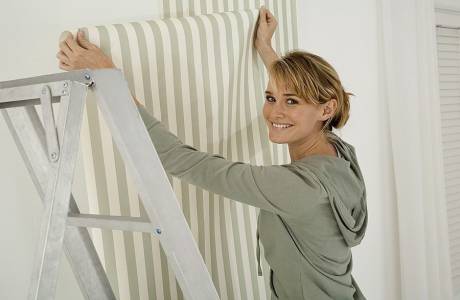 Como colar papéis de parede de vinil baseados em papel