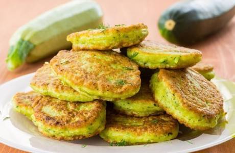 Cómo cocinar buñuelos de calabacín