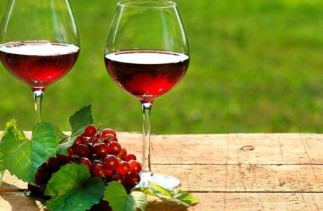 Wino z czerwonej porzeczki
