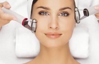 Esteticista de limpieza facial