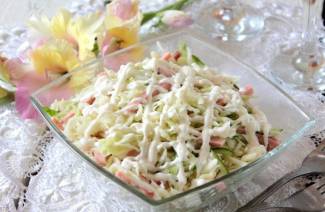 Coleslaw a klobása šalát