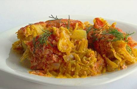 Pollock com cenouras e cebolas no forno