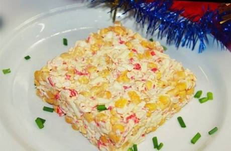 Salada de repolho, varas de caranguejo e salada de milho