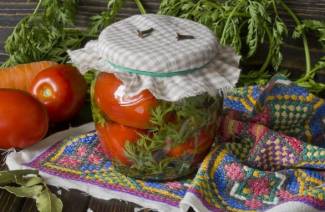 Tomates con zanahorias en frascos de litro