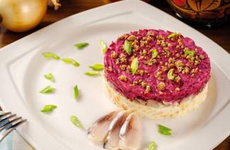 Ensalada de arenque bajo un abrigo de piel