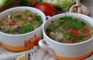 Sopa de repollo con pollo y repollo fresco