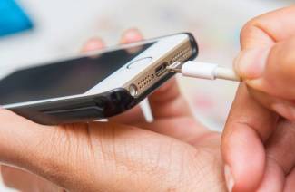 Jak naładować telefon w przypadku uszkodzenia gniazda