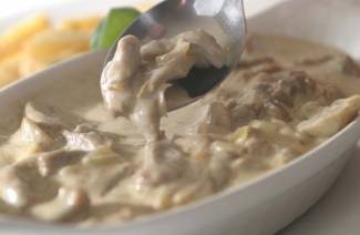 Pollo con champiñones en salsa de crema agria