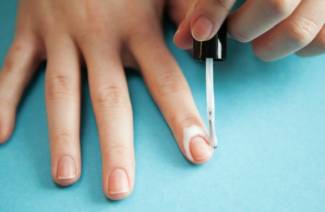 Co jest rozmazane wokół paznokcia za pomocą manicure