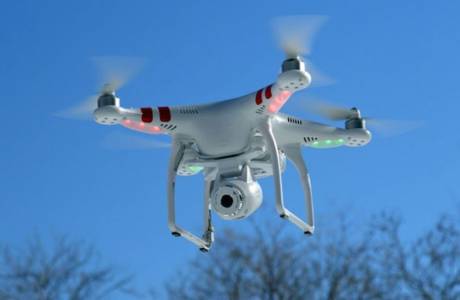 Dron s kamerou