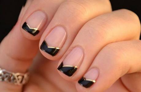 Casaco preto nas unhas