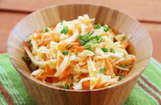Ensalada de col con zanahorias en el comedor