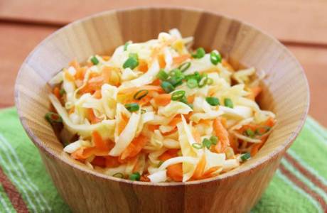 Ensalada de col con zanahorias en el comedor