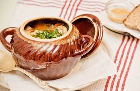 Potenciômetros do forno com galinha e batatas