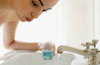 Como enxaguar a boca depois de remover um dente do siso
