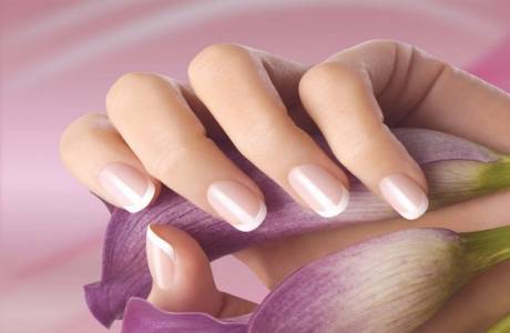 Fortalecimiento de uñas con polvo acrílico bajo esmalte de gel