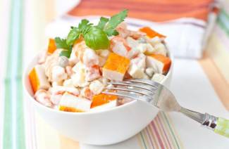 Ensalada con palitos de cangrejo