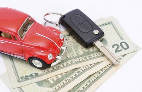 Dinero en la seguridad de un automóvil.