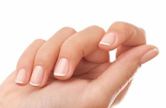 ¿Por qué las uñas se vuelven onduladas?