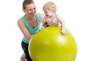 Exercícios de fitball para bebês
