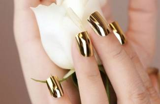 Manicura con oro