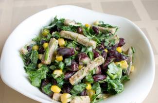 Ensalada de frijoles y galletas saladas