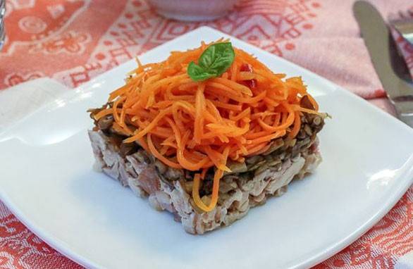 Ensalada de pollo ahumado con zanahoria coreana