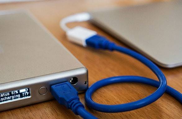 Jak ładować laptopa z komputera