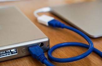 Jak ładować laptopa z komputera