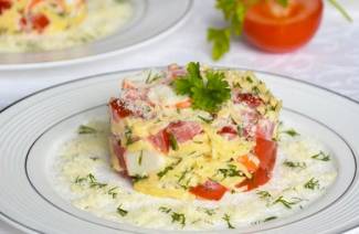 Salada com varas de caranguejo e queijo