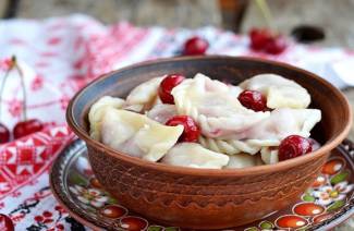 Bolas de masa hervida con cerezas