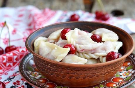 Bolas de masa hervida con cerezas