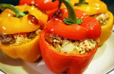 Pimientos rellenos de carne y arroz.