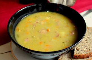 Sopa de guisantes en una olla de cocción lenta
