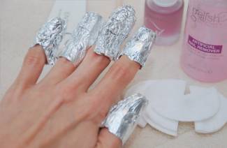 Cómo quitar las uñas extendidas en casa