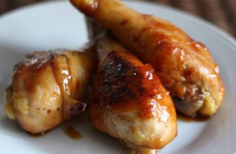 Muslos de pollo en una olla de cocción lenta