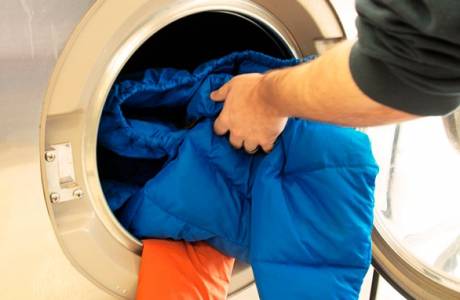 Lavando uma jaqueta em uma máquina de lavar roupa