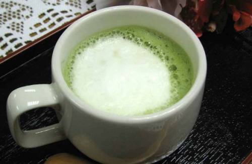 Chá verde com leite de emagrecimento