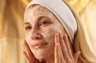 Máscara facial feita de clara de ovo e mel
