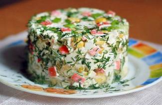 Ensalada clásica de palitos de cangrejo
