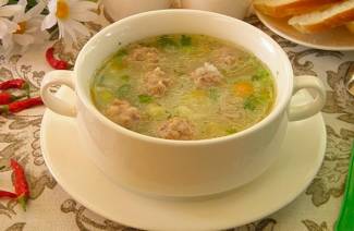Meatball a ryžová polievka