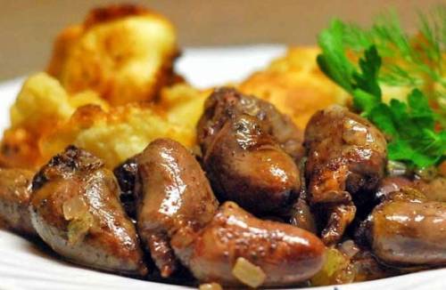 Corações de frango em um fogão lento