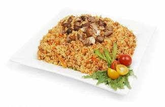 Pilaf en una sartén con pollo