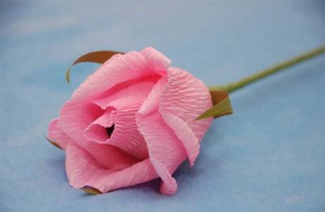 Flores de papel corrugado de bricolaje